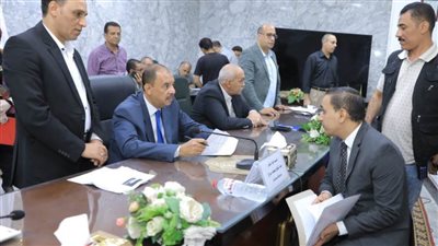 محافظ سوهاج ونائبه والسكرتير العام يلتقون 220 مواطنًا من مختلف مراكز المحافظة 