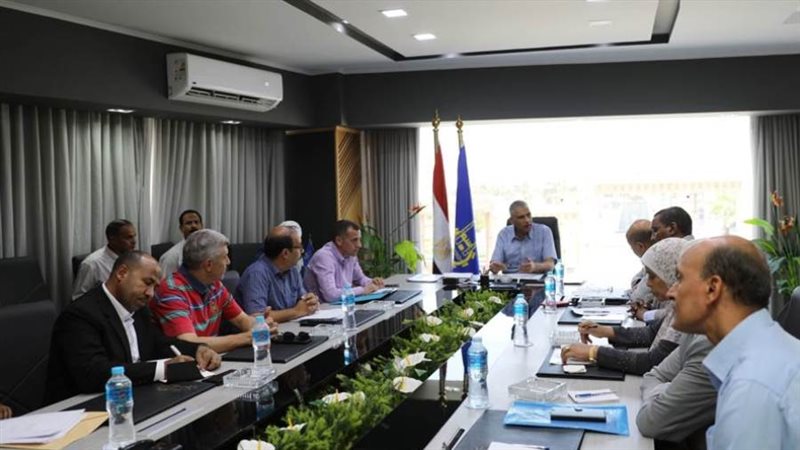 محافظ أسوان يعقد