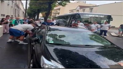 منتخب اليونان لكرة الماء يضطر لحمل سيارة لفتح الطريق! 