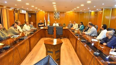 محافظ أسيوط يلتقي بمربي الدواجن على مستوى المحافظة لمناقشة سبل الارتقاء بالإنتاج الداجني