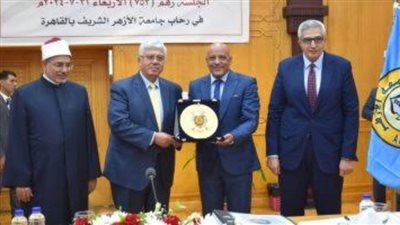 وزير التعليم العالي يكرم رئيس جامعة أسوان 