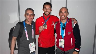 صور تذكارية للبطل محمد السيد المتوج ببرونزية باريس في الشيش مع عضو اللجنة الأولمبية