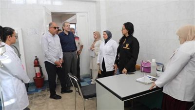 خلال جولة مفاجئة.. محافظ المنيا يُحيل المتغيبين من الطاقم الطبي والإداري للتحقيق