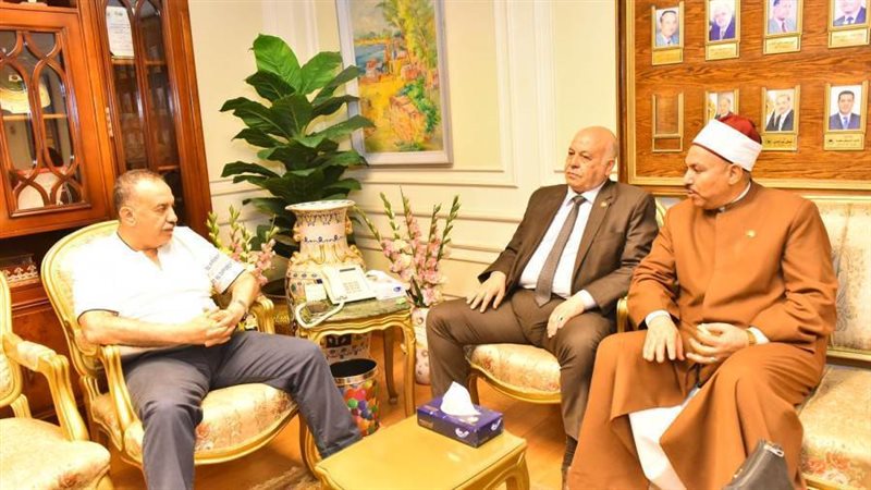 محافظ أسيوط يستقبل