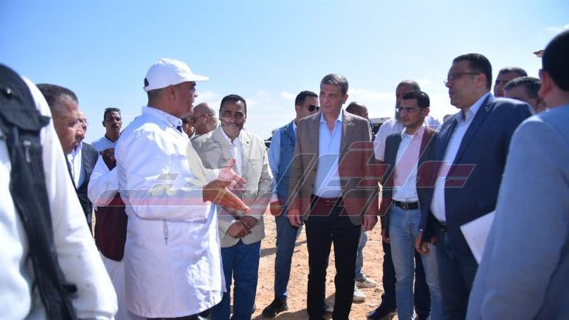 وزير الزراعة يرافقه