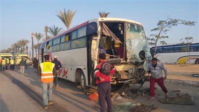 مصرع شخصين وإصابة 25 آخرين في تصادم حافلة ركاب بسيارة نقل في مطروح