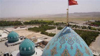 عاجل.. إيران ترفع علم الانتقام على قبة مسجد جمكران