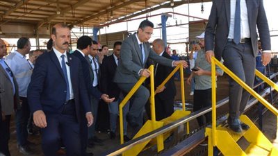 وزير التموين ومحافظ مطروح يتفقدان المشروعات الإنتاجية والخدمية 