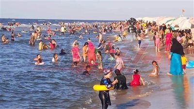 توافد آلاف المصطافين على الحدائق العامة والمتنزهات وشواطئ مصيف بلطيم