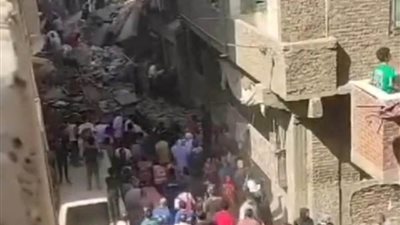 انتشال جثتين و5 مصابين من أسفل أنقاض عقار الساحل المنهار