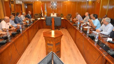 محافظ أسيوط يجتمع مع رؤساء المراكز والأحياء لمتابعة الاستعدادات الجارية لاحتفالات مولد السيدة العذراء 