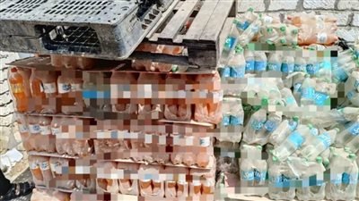 ضبط 1500عبوة مياه غازية وعصائر ومواد غذائية منتهية الصلاحية قبل بيعها بالأسواق (صور) 