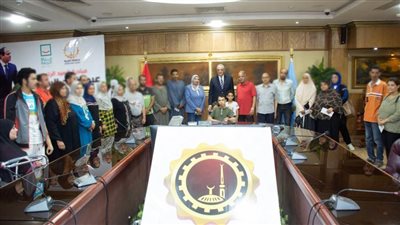 محافظ الغربية يسلم مساعدات مالية وبطاقات خدمات للأسر الأكثر احتياجا وذوي الهمم