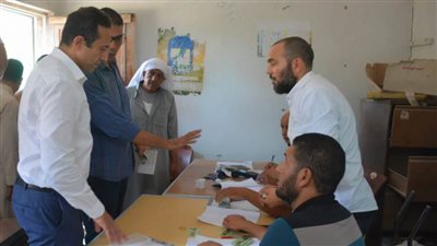 نائب محافظ البحيرة يتابع توزيع الأسمدة على المزارعين بجمعية فرهاش الزراعية بحوش عيسى