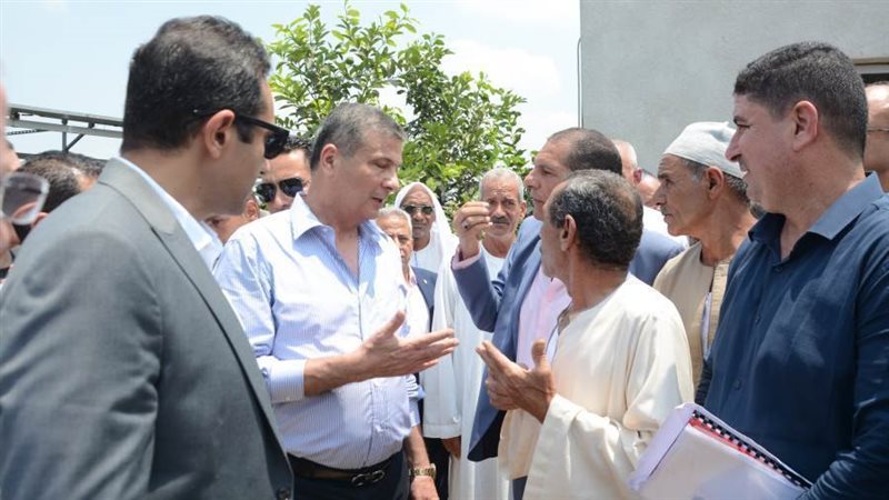 وزير الزراعة يستمع