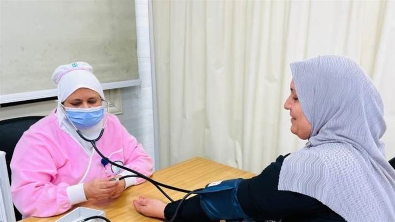 فحص إحدى السيدات