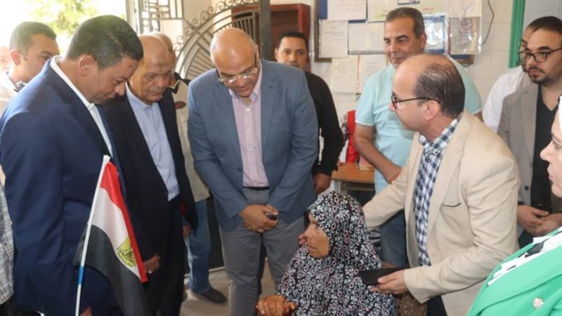 محافظ القليوبية يسمتع