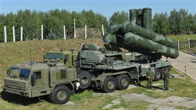 عاجل| ضابط روسي يضرب جنديين من مشغلي نظام صواريخ