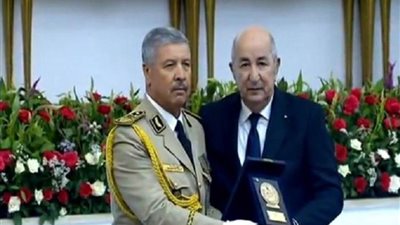 الرئيس الجزائري يكرم عددا من متقاعدي الجيش وعائلات شهداء مكافحة الإرهاب