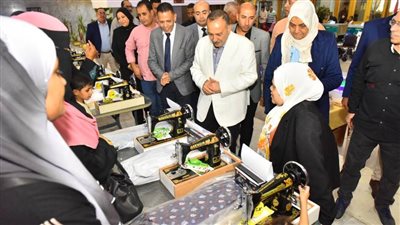 محافظ أسيوط يسلم 32 مشروعًا وكرسيا متحركا للأسر الأولى بالرعاية وذوي الهمم ويتفقد معرض المنتجات