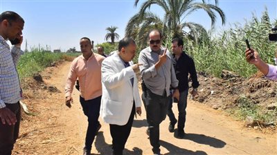 محافظ أسيوط يلتقي الأهالي ويتناول كوب مياه للاطمئنان على جودة المياه ويوجه بتشغيل مجمع المخابز