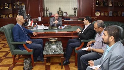 محافظ بني سويف يبحث مع رئيس الاستراتيجية بوزارة السياحة تنمية كهف سنور