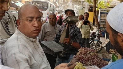 مواصلة إزالة اشغالات وتعديات الباعة الجائلين على حرم الطريق بحي شرق أسيوط