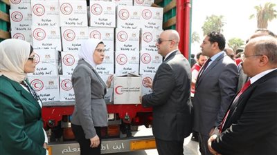 قافلة الهلال الأحمر لتقديم خدمات صحية ومساعدات غذائية للأولى بالرعاية ببني سويف