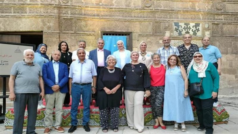 صالون نفرتيتي يستعرض