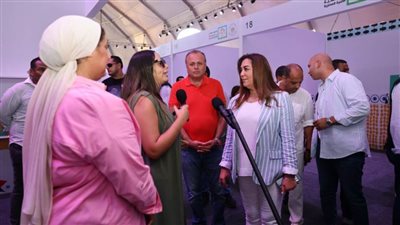 منال عوض وعمرو الفقي يتفقدان معرض المشروع القومي لتنمية الأسرة.. «صور»