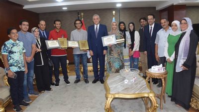  محافظ الغربية يكرم 3 طلاب أوائل الثانوية العامة على الجمهورية