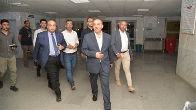 محافظ أسيوط يفاجئ مستشفى الغنايم المركزي ويحيل ممرضين للتحقيق