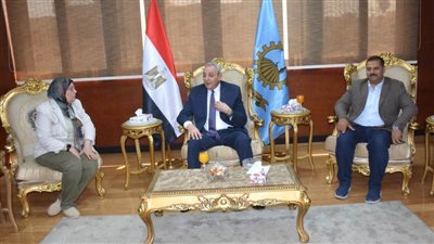  بالصور.. محافظ الغربية يكرم السكرتير العام لبلوغها سن المعاش