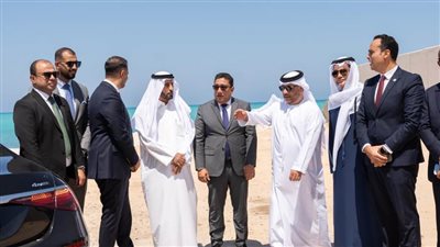 رئيس حكومة الفجيرة يزور ميناء الحمراء البترولي بالعلمين