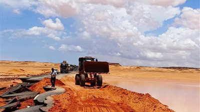 أمطار غزيرة وسيول تجتاح طريق أسوان أبوسمبل جنوب أسوان