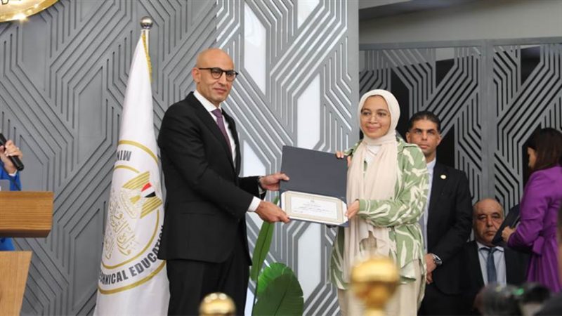 تكريم العشرة الأوائل