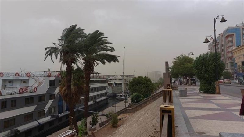 عاصفة ترابية تضرب