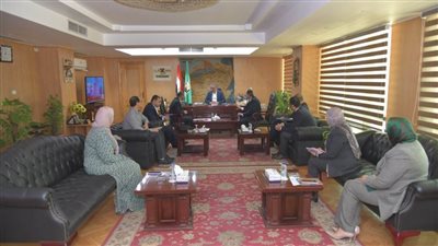 محافظ الفيوم يبحث سبل الاستثمار في المشروعات السياحية 