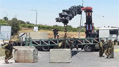 الاحتلال الإسرائيلي ينصب بوابة حديدية عند المدخل الجنوبي لمدينة طولكرم بالضفة الغربية
