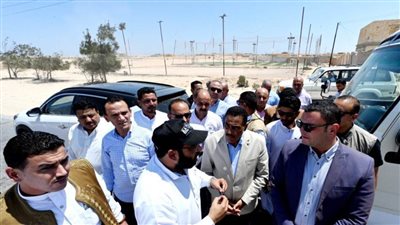 وزير الإسكان ومحافظ مطروح يتجولان بمنطقة الأراضي البديلة بمدينة 