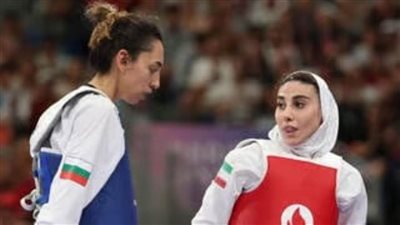 المنشقة الإيرانية وصديقتها المفضلة وجهًا لوجه في حلبة المصارعة