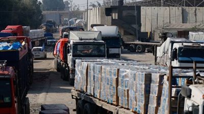انخفاض المساعدات من المعابر لغزة بأكثر من النصف منذ مايو