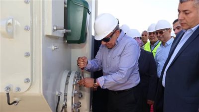 وزير الكهرباء يشارك بتركيب أول محول بمحطة الربط المصري السعودي في بدر