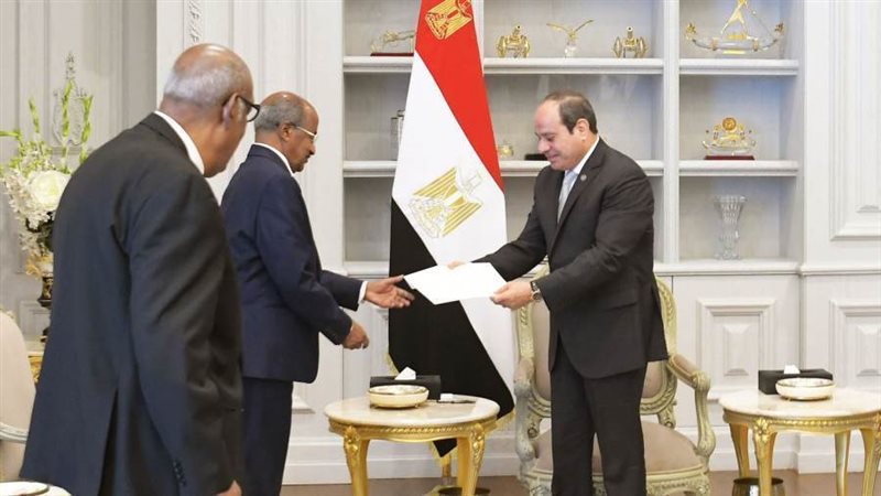 الرئيس السيسي يتسلم