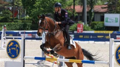  مهند شعبان لاعب الخماسي الحديث يسقط من على جواده في منافسات الفروسية بأولمبياد باريس