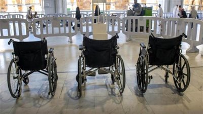 شؤون الحرمين توفر خدمات التنقل بالعربات اليدوية بالمسجد الحرام لكبار السن وذوي الإعاقة