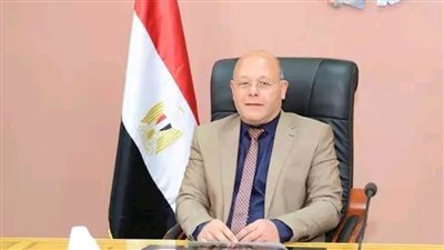 رئيس جامعة سوهاج يكرم مسن حاصل على الثانوية العامة ويعفيه من رسوم المدينة الجامعية