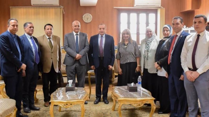 وفد المالية فى جامعة