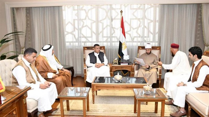 وزير الاوقاف مع شيوخ