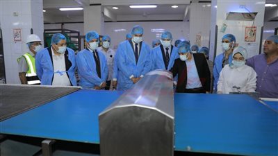 محافظ سوهاج يتابع سير العمل بعدد من مصانع المنطقة الصناعية بغرب طهطا